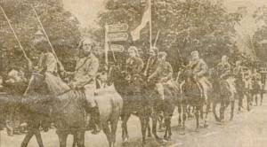 Tijdens de kermisoptocht in Hummelo trokken gisteren vele ruiters mee.