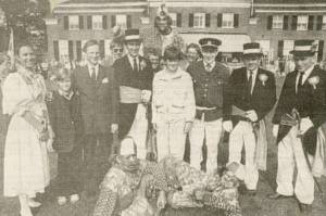 De ontvangst op Enghuizen. Geheel links het grafelijke paar en hum zoon. Derde van rechts koning Ab Rexwinkel met naast hem zijn vrouw Hannie. Het koningspaar wordt geflankeerd door enkele hoogwaardigheidsbekleders van de schutterij, terwijl ook de bielemannen niet ontbraken.