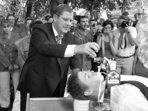 Wie kan het langst onder de tap hangen?