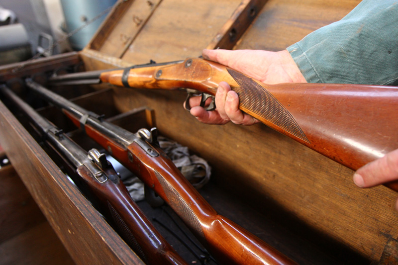 De geweren worden na reiniging opgeborgen in een kist en gaan in de kluis