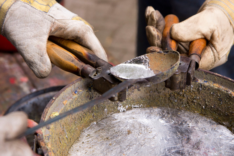 Van het vloeibare lood worden kogels gegoten